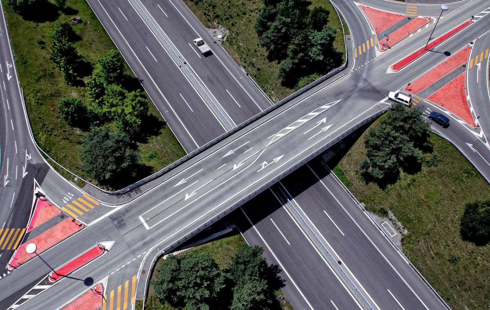 Brücke als Symbolbild für Steuerung und Stabilisierung
